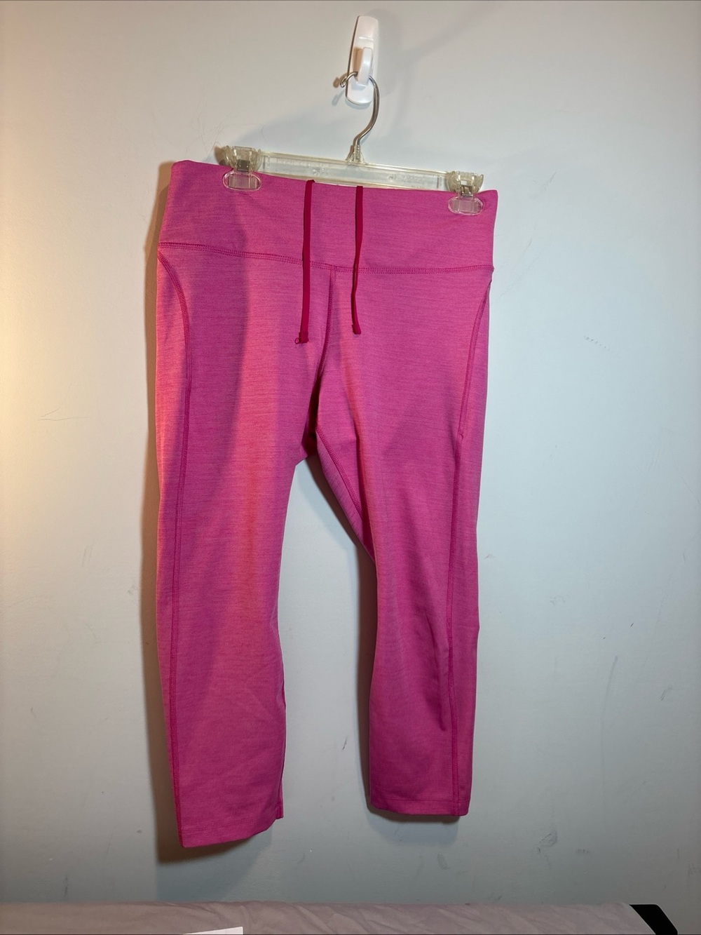 Nike girls Hot Pink Capri Leggings. 0498